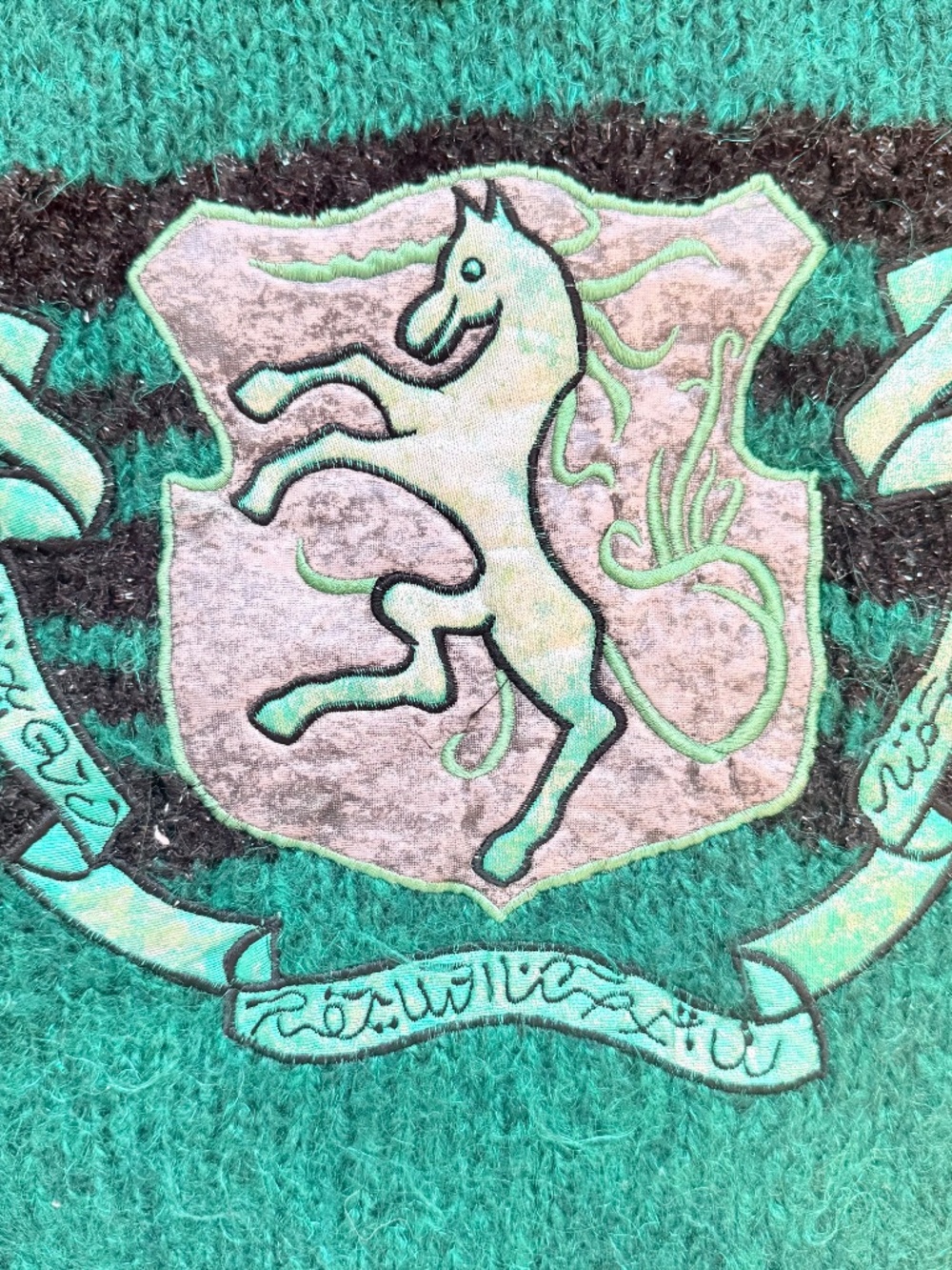 🐎 Vintage 80s Green Fuzzy Knit Sweater with Heraldic Horse Crest - Picture 7 of 10